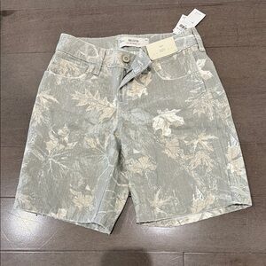 NWT Hollister women’s camo low rise baggy jorts.